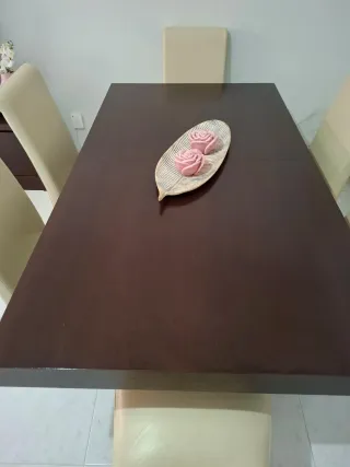 Mesa de comedor de madera y sillas de piel