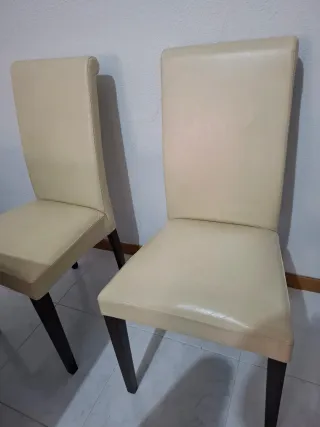 Mesa de comedor de madera y sillas de piel