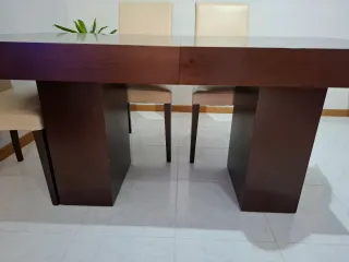 Mesa de comedor de madera y sillas de piel