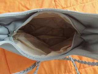 Bolso gris elegante con trenzado