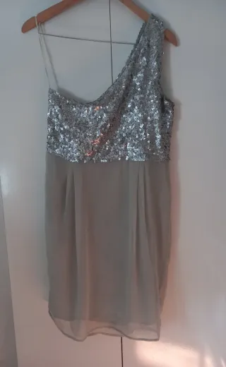 Vestido de escote asimétrico con lentejuelas