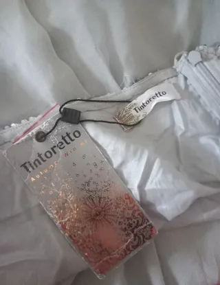 Vestido de escote asimétrico con lentejuelas