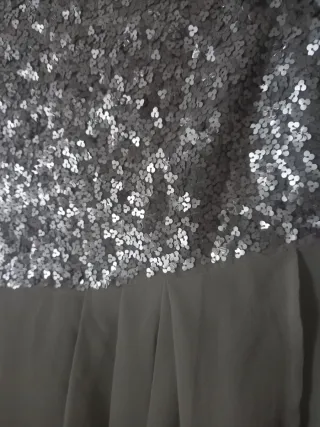 Vestido de escote asimétrico con lentejuelas