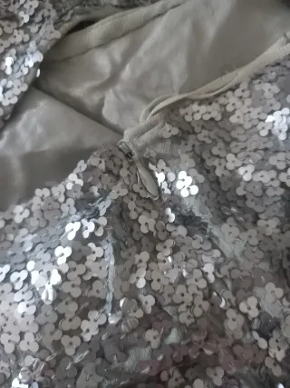 Vestido de escote asimétrico con lentejuelas