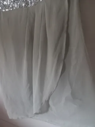 Vestido de escote asimétrico con lentejuelas