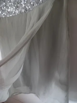 Vestido de escote asimétrico con lentejuelas