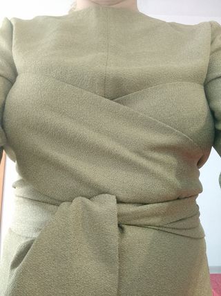 Vestido midi elegante verde con cinturón