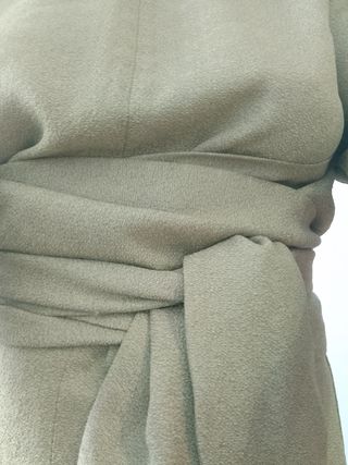 Vestido midi elegante verde con cinturón