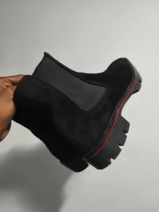 Louboutin Alpinosol noires en daim