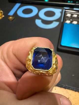 sello de oro 18k con zafiro tallado a mano