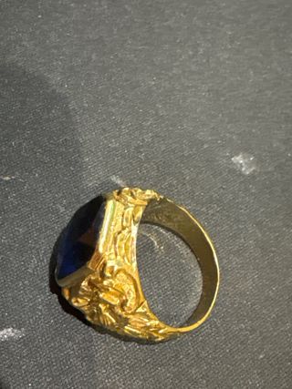 sello de oro 18k con zafiro tallado a mano