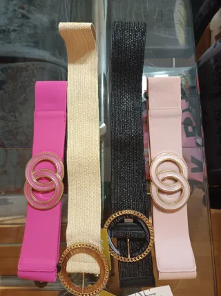 Cinturón elástico con hebilla dorada