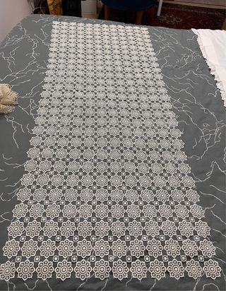 Runner in cotone bianco floreale