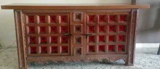Mueble de madera maciza años 70 con terciopelo roj