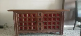 Mueble de madera maciza años 70 con terciopelo roj