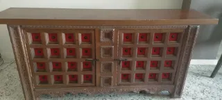 Mueble de madera maciza años 70 con terciopelo roj