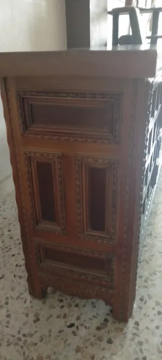 Mueble de madera maciza años 70 con terciopelo roj