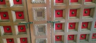 Mueble de madera maciza años 70 con terciopelo roj