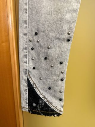 Pantalón Desigual gris con tachuelas