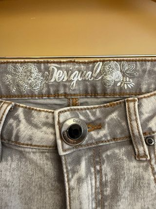 Pantalón Desigual gris con tachuelas