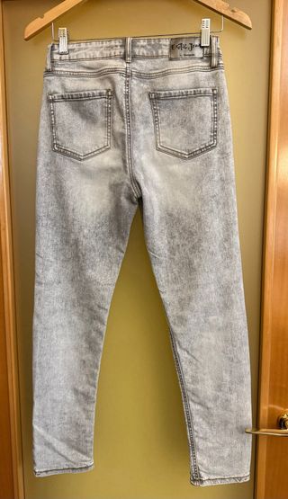 Pantalón Desigual gris con tachuelas