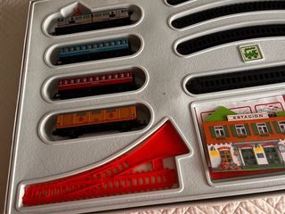 Tren eléctrico a pilas con estación