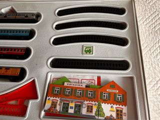 Tren eléctrico a pilas con estación