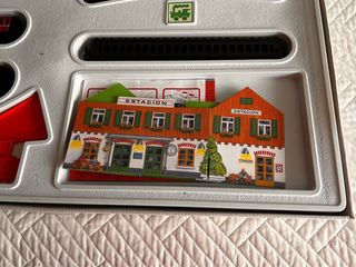 Tren eléctrico a pilas con estación