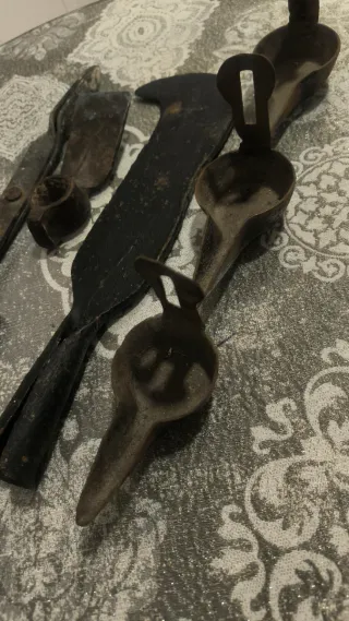 Herramientas antiguas y candiles