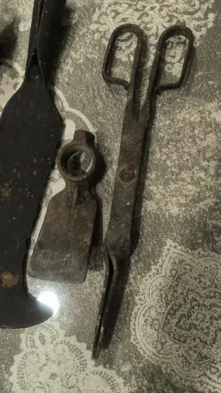 Herramientas antiguas y candiles