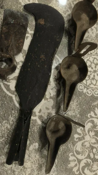 Herramientas antiguas y candiles