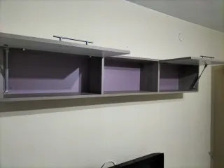 Armario flotante gris y morado