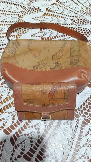 Bolso y cartera con mapa