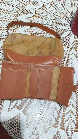 Bolso y cartera con mapa