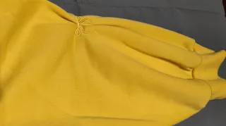 Sudadera amarilla con bordado