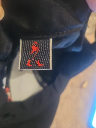 Gorra negra con logo rojo