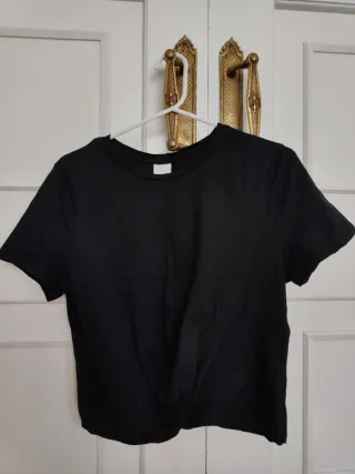 Camiseta negra con manga corta con nudo