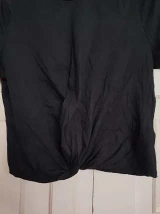 Camiseta negra con manga corta con nudo