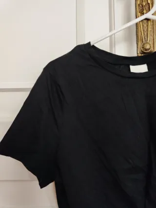 Camiseta negra con manga corta con nudo