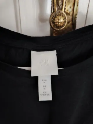 Camiseta negra con manga corta con nudo