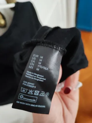 Camiseta negra con manga corta con nudo