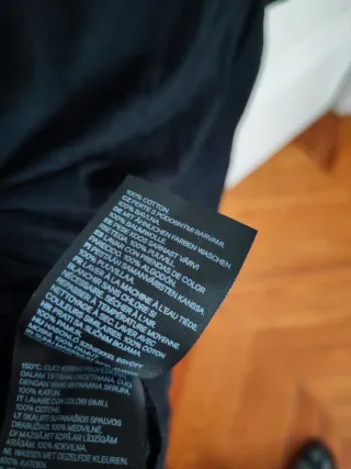 Camiseta negra con manga corta con nudo