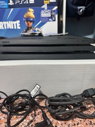 PS4 Pro 1TB Fortnite + 9 Giochi + Controller