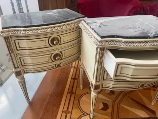 Mesitas de noche y cómoda estilo clásico