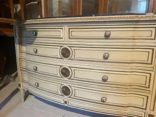 Mesitas de noche y cómoda estilo clásico