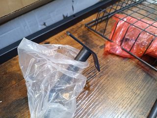 VASAGLE Estantería de Cocina, Soporte para Panadería, Isla de Cocina con Tira Magnética de Cuchillo, Cesta de Alambre, Soporte de Papel, 12 Ganchos, Marrón Rústico y Negro KKS026B01