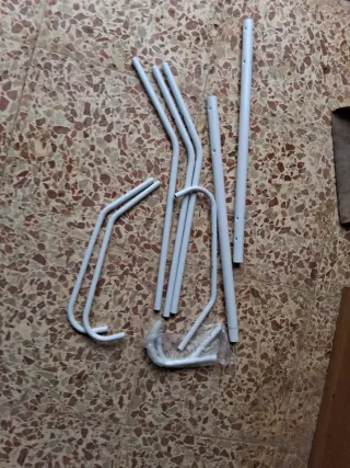 Appendiabiti da terra in metallo bianco