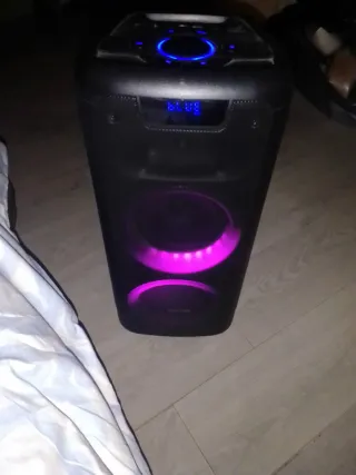 Altavoz negro con luces LED rosas sin marca