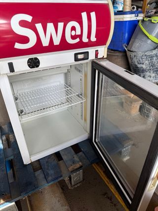 Nevera Swell con puerta de cristal