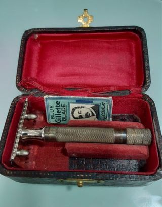Cuchilla de afeitar antigua con estuche